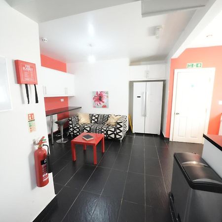 The Great Airport Place-Private Bedrooms With Private Bathroom-1 Bus To Heathrow Airport-5 Minutes By Car- Helpful Advice From Our Team Harmondsworth Kültér fotó