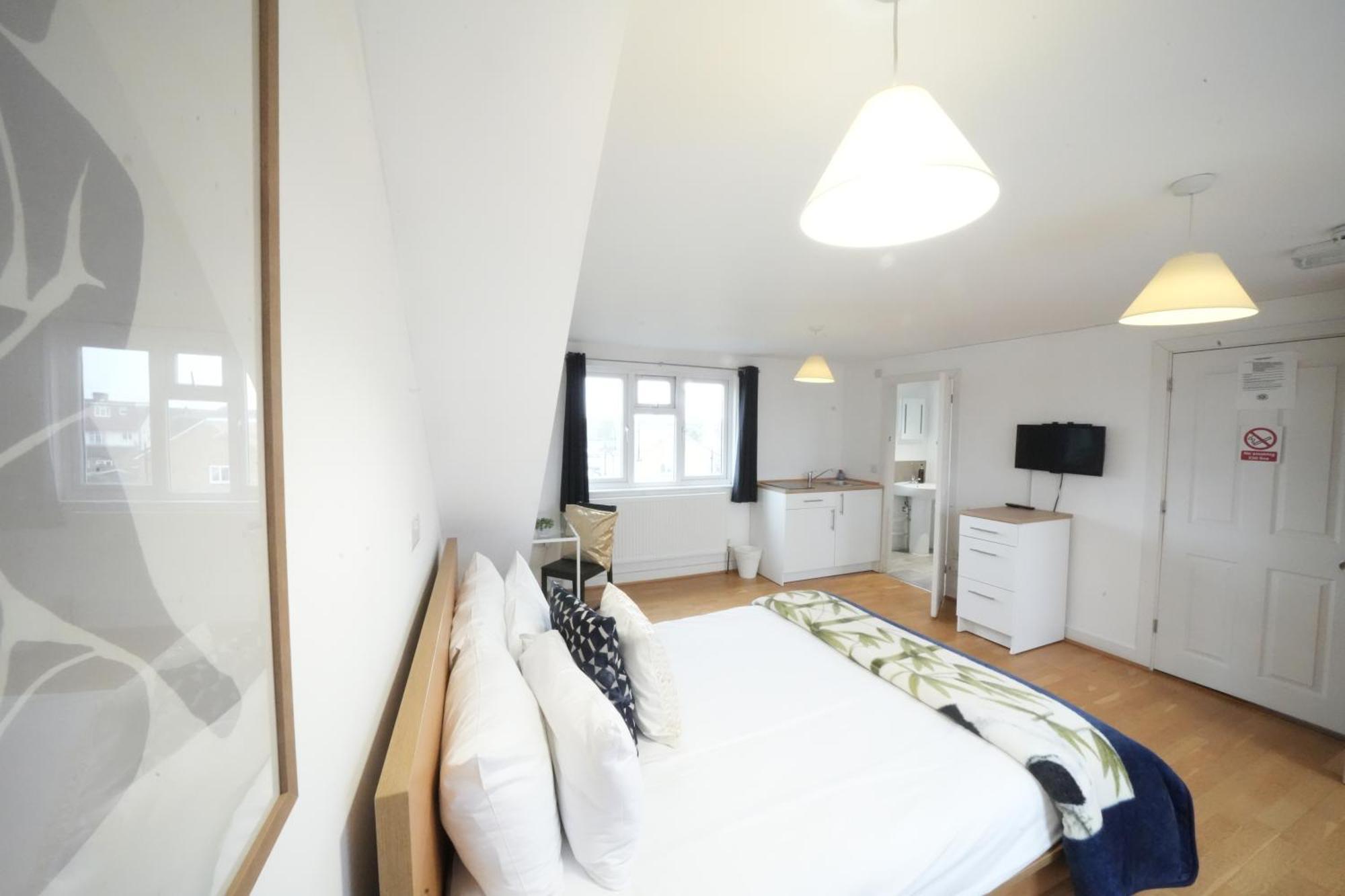 The Great Airport Place-Private Bedrooms With Private Bathroom-1 Bus To Heathrow Airport-5 Minutes By Car- Helpful Advice From Our Team Harmondsworth Kültér fotó