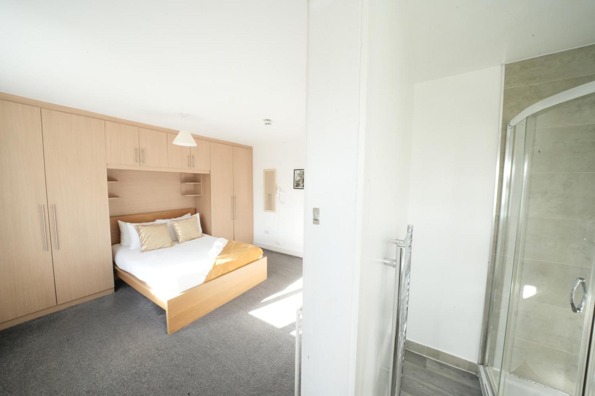 The Great Airport Place-Private Bedrooms With Private Bathroom-1 Bus To Heathrow Airport-5 Minutes By Car- Helpful Advice From Our Team Harmondsworth Kültér fotó