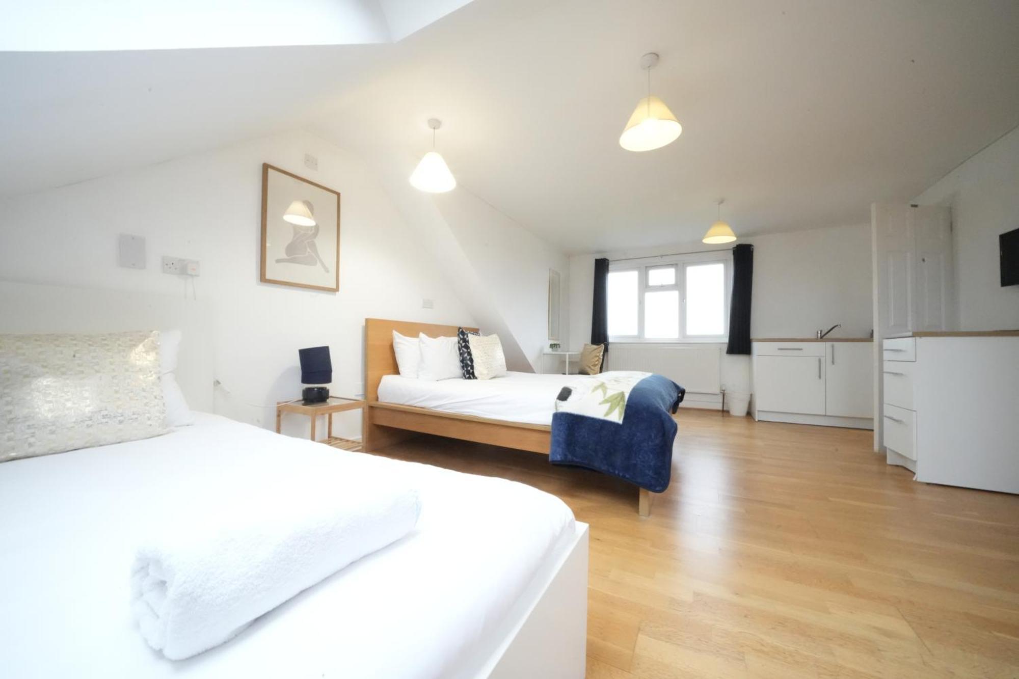 The Great Airport Place-Private Bedrooms With Private Bathroom-1 Bus To Heathrow Airport-5 Minutes By Car- Helpful Advice From Our Team Harmondsworth Kültér fotó