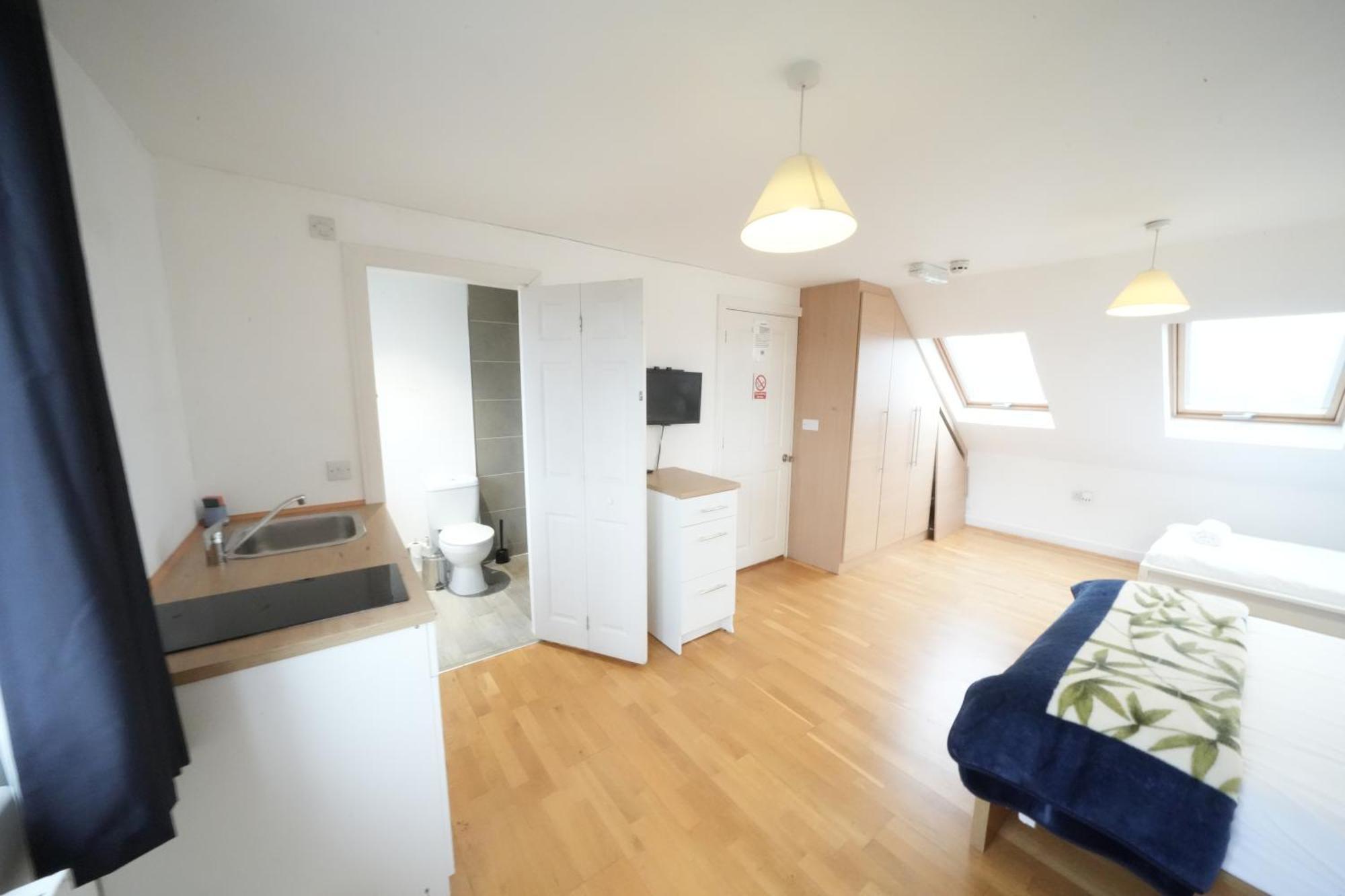 The Great Airport Place-Private Bedrooms With Private Bathroom-1 Bus To Heathrow Airport-5 Minutes By Car- Helpful Advice From Our Team Harmondsworth Kültér fotó