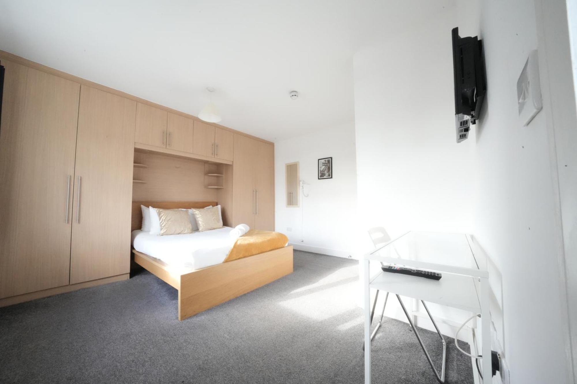 The Great Airport Place-Private Bedrooms With Private Bathroom-1 Bus To Heathrow Airport-5 Minutes By Car- Helpful Advice From Our Team Harmondsworth Kültér fotó