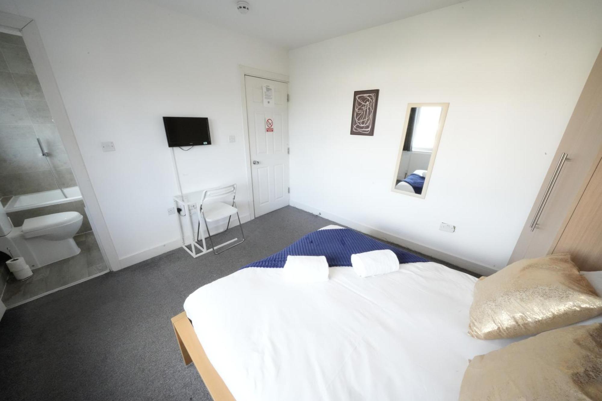 The Great Airport Place-Private Bedrooms With Private Bathroom-1 Bus To Heathrow Airport-5 Minutes By Car- Helpful Advice From Our Team Harmondsworth Kültér fotó