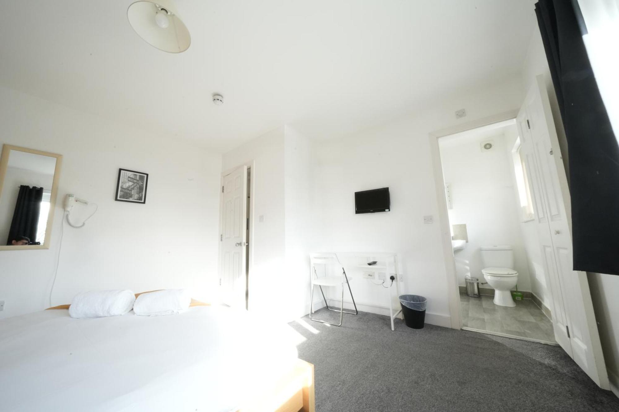 The Great Airport Place-Private Bedrooms With Private Bathroom-1 Bus To Heathrow Airport-5 Minutes By Car- Helpful Advice From Our Team Harmondsworth Kültér fotó