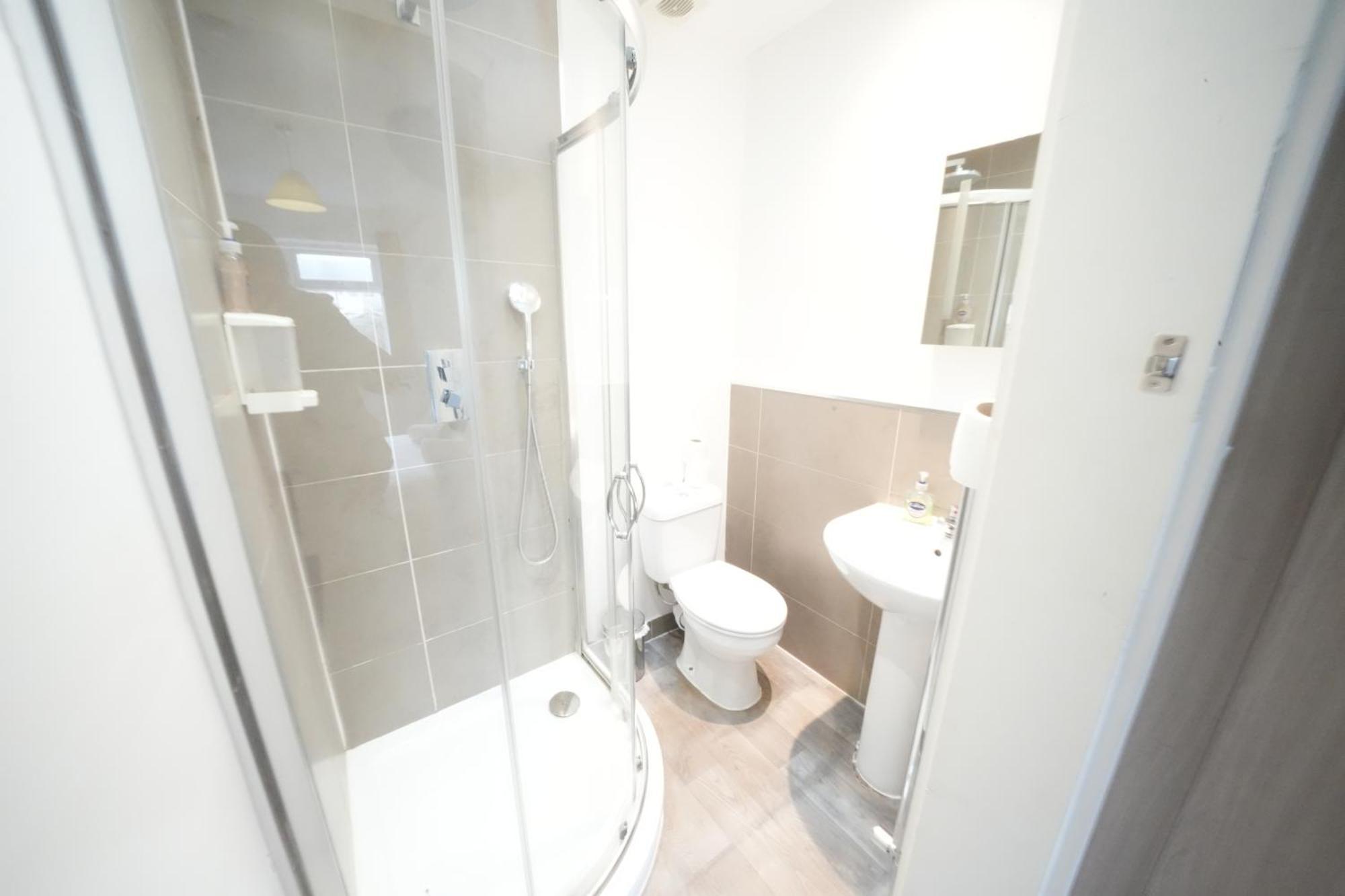 The Great Airport Place-Private Bedrooms With Private Bathroom-1 Bus To Heathrow Airport-5 Minutes By Car- Helpful Advice From Our Team Harmondsworth Kültér fotó