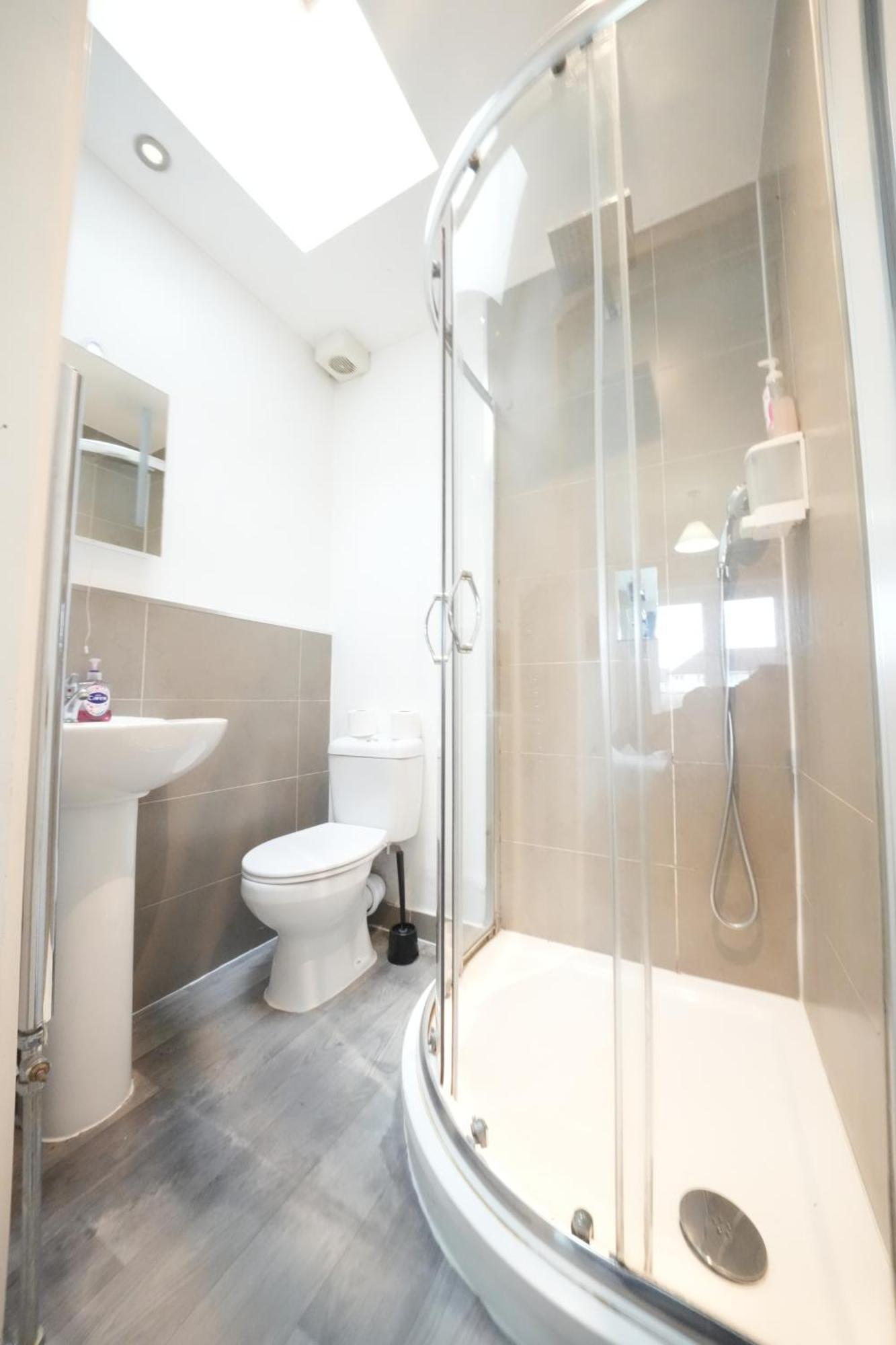 The Great Airport Place-Private Bedrooms With Private Bathroom-1 Bus To Heathrow Airport-5 Minutes By Car- Helpful Advice From Our Team Harmondsworth Kültér fotó