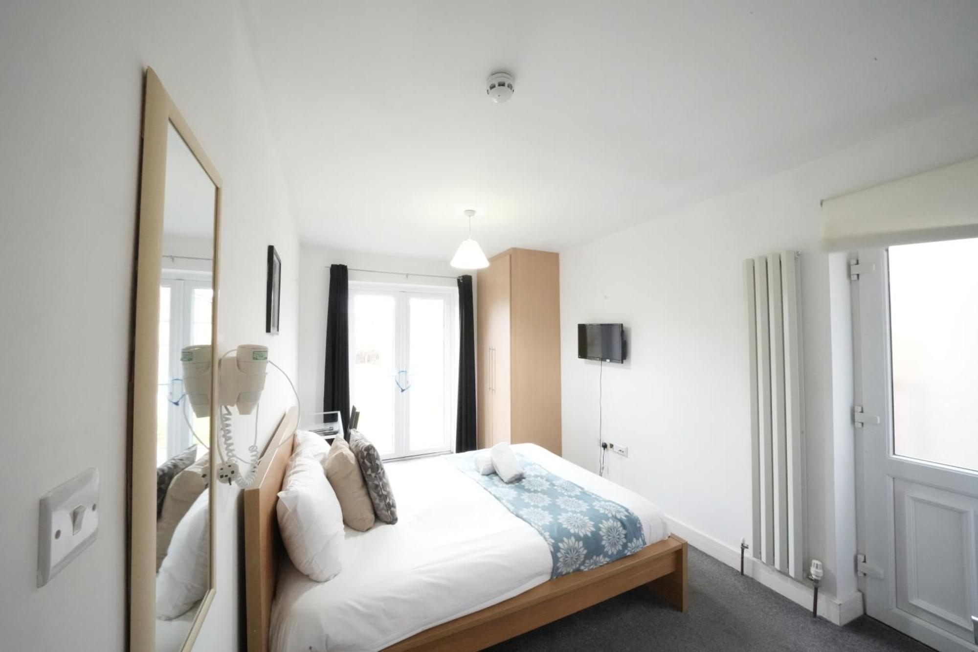 The Great Airport Place-Private Bedrooms With Private Bathroom-1 Bus To Heathrow Airport-5 Minutes By Car- Helpful Advice From Our Team Harmondsworth Kültér fotó