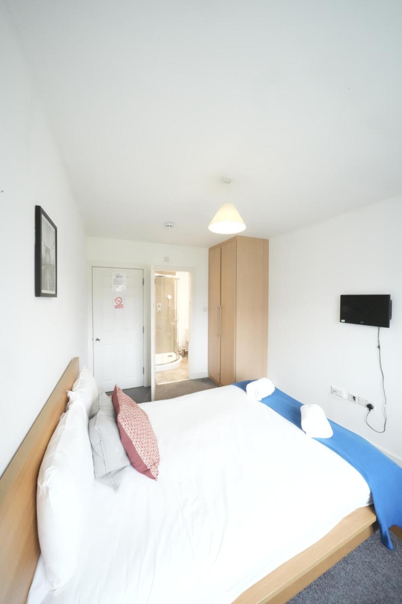 The Great Airport Place-Private Bedrooms With Private Bathroom-1 Bus To Heathrow Airport-5 Minutes By Car- Helpful Advice From Our Team Harmondsworth Kültér fotó
