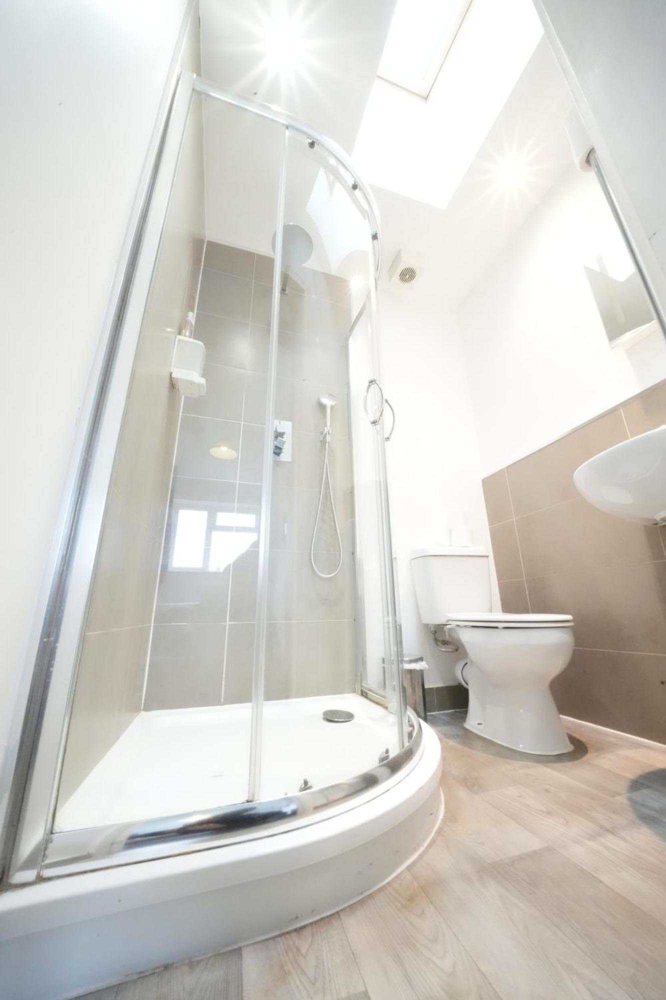 The Great Airport Place-Private Bedrooms With Private Bathroom-1 Bus To Heathrow Airport-5 Minutes By Car- Helpful Advice From Our Team Harmondsworth Kültér fotó