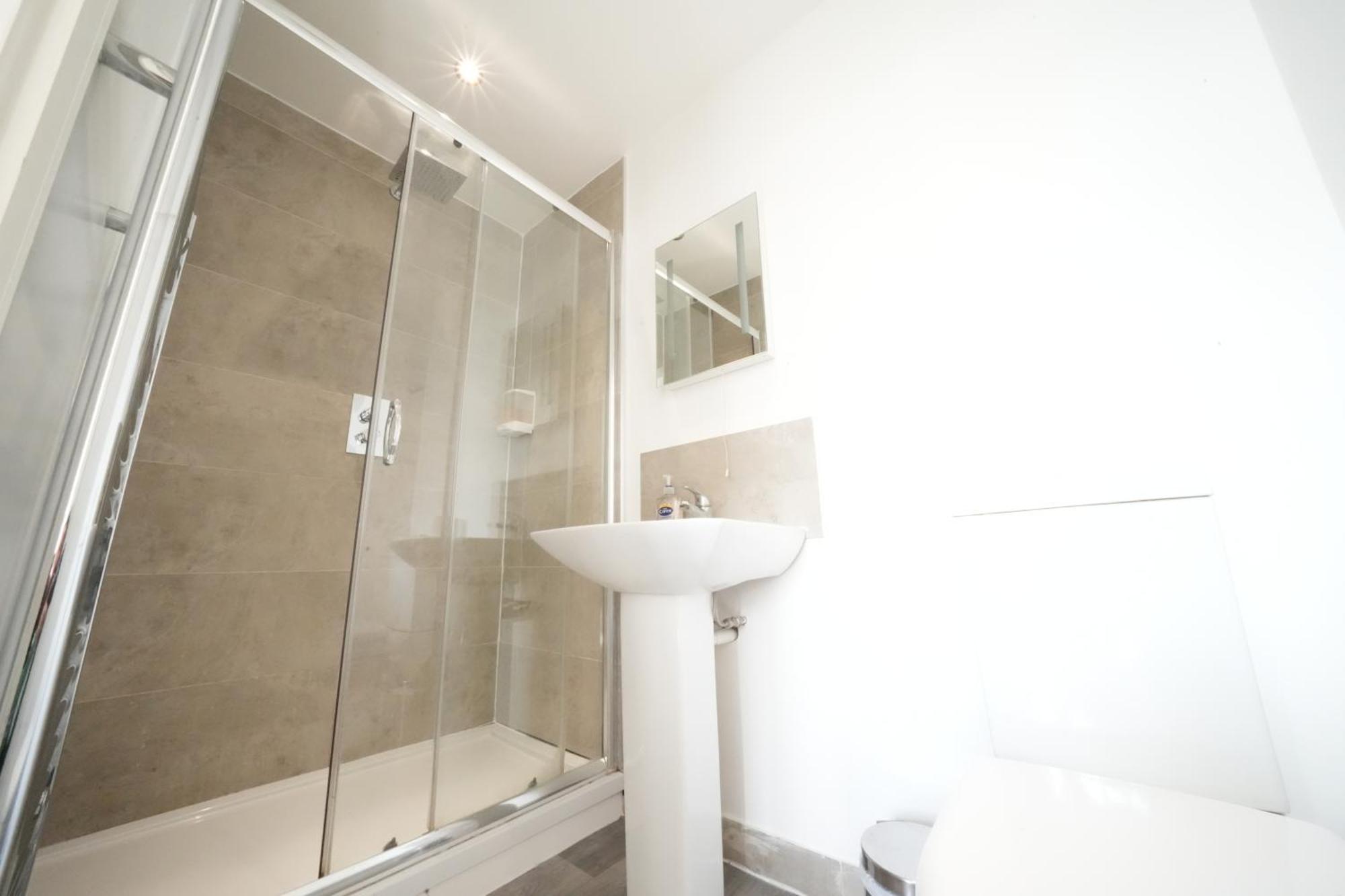 The Great Airport Place-Private Bedrooms With Private Bathroom-1 Bus To Heathrow Airport-5 Minutes By Car- Helpful Advice From Our Team Harmondsworth Kültér fotó