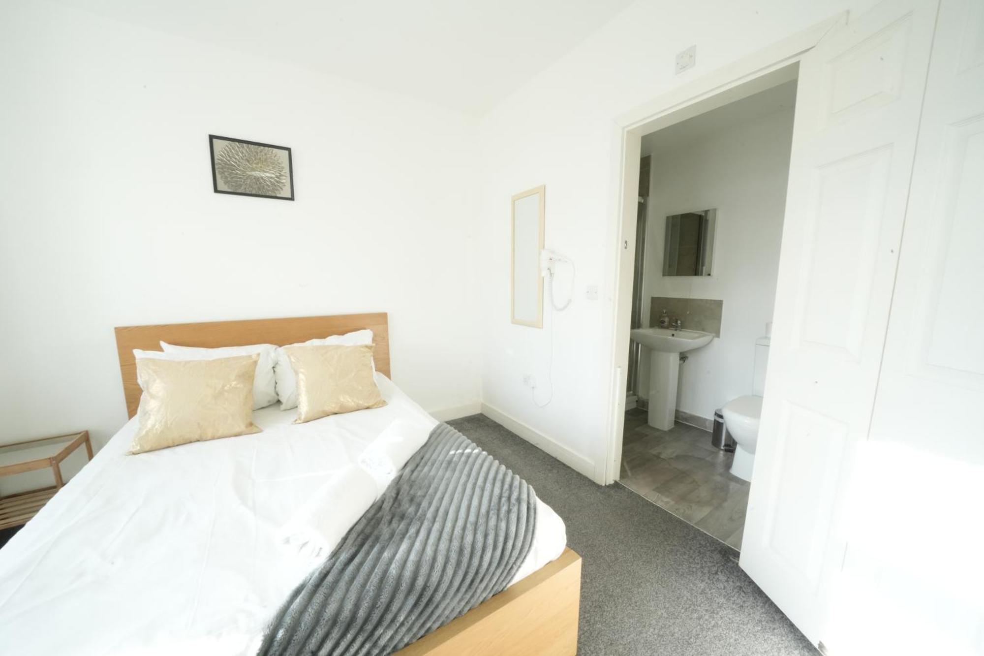 The Great Airport Place-Private Bedrooms With Private Bathroom-1 Bus To Heathrow Airport-5 Minutes By Car- Helpful Advice From Our Team Harmondsworth Kültér fotó