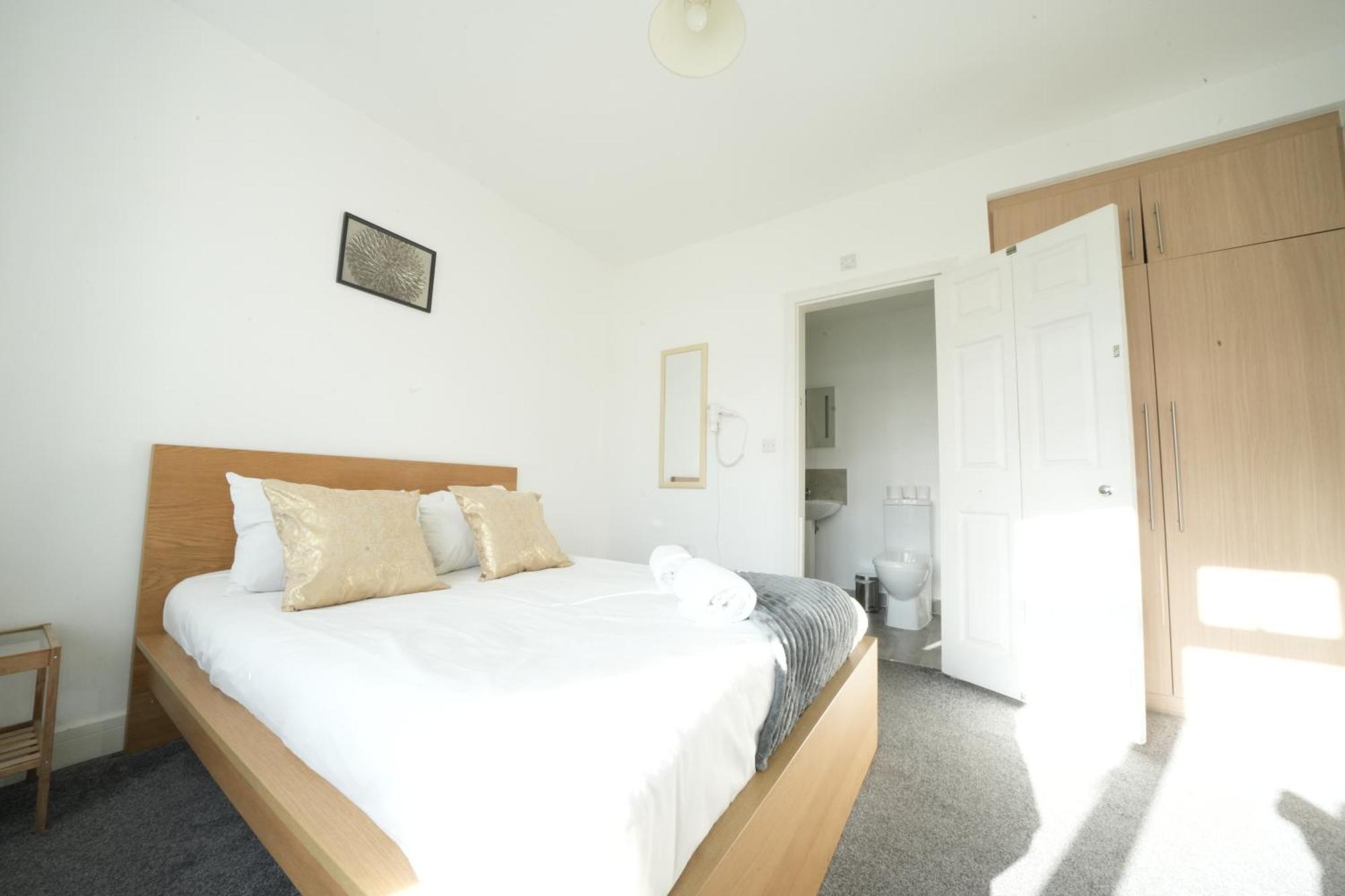 The Great Airport Place-Private Bedrooms With Private Bathroom-1 Bus To Heathrow Airport-5 Minutes By Car- Helpful Advice From Our Team Harmondsworth Kültér fotó