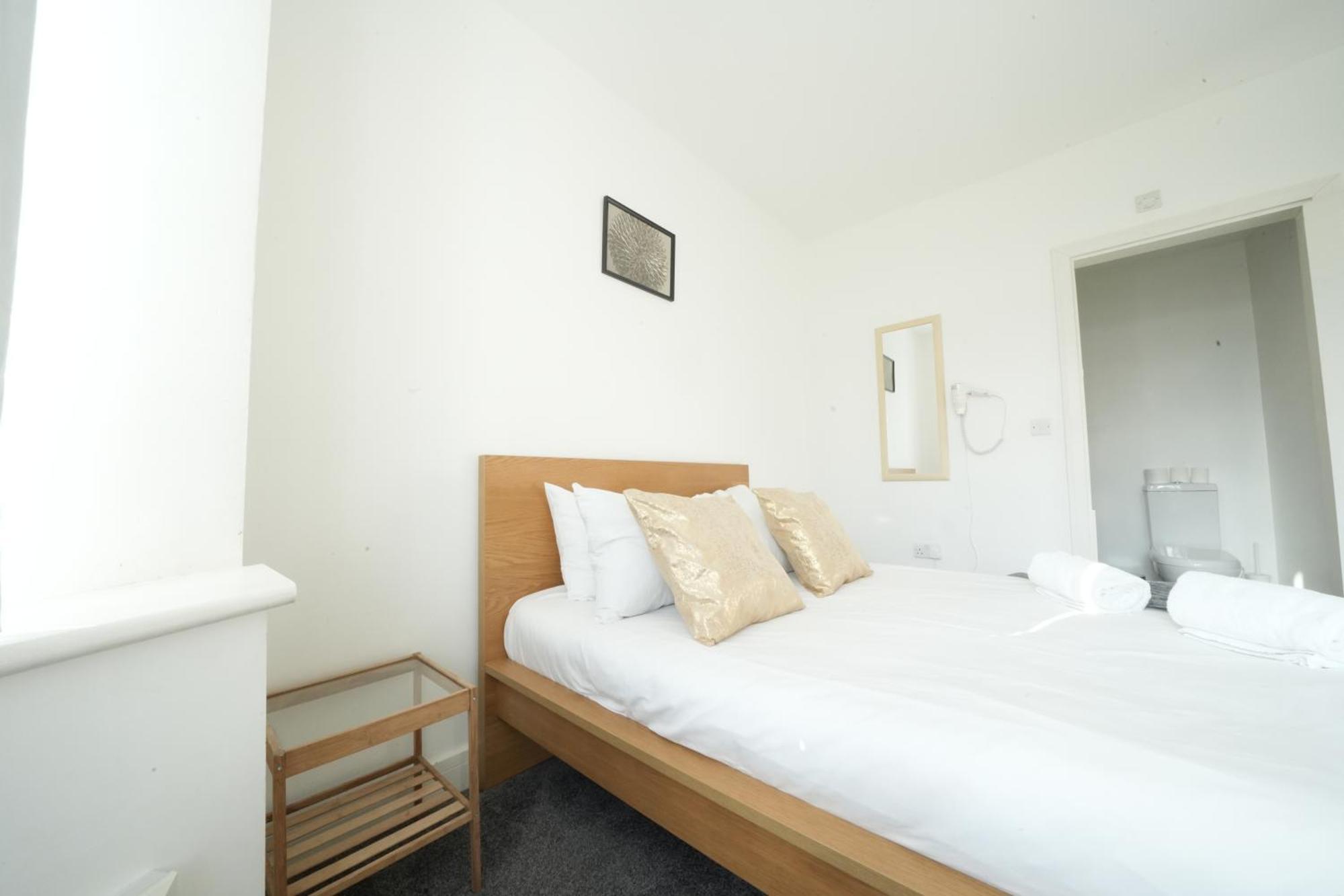 The Great Airport Place-Private Bedrooms With Private Bathroom-1 Bus To Heathrow Airport-5 Minutes By Car- Helpful Advice From Our Team Harmondsworth Kültér fotó